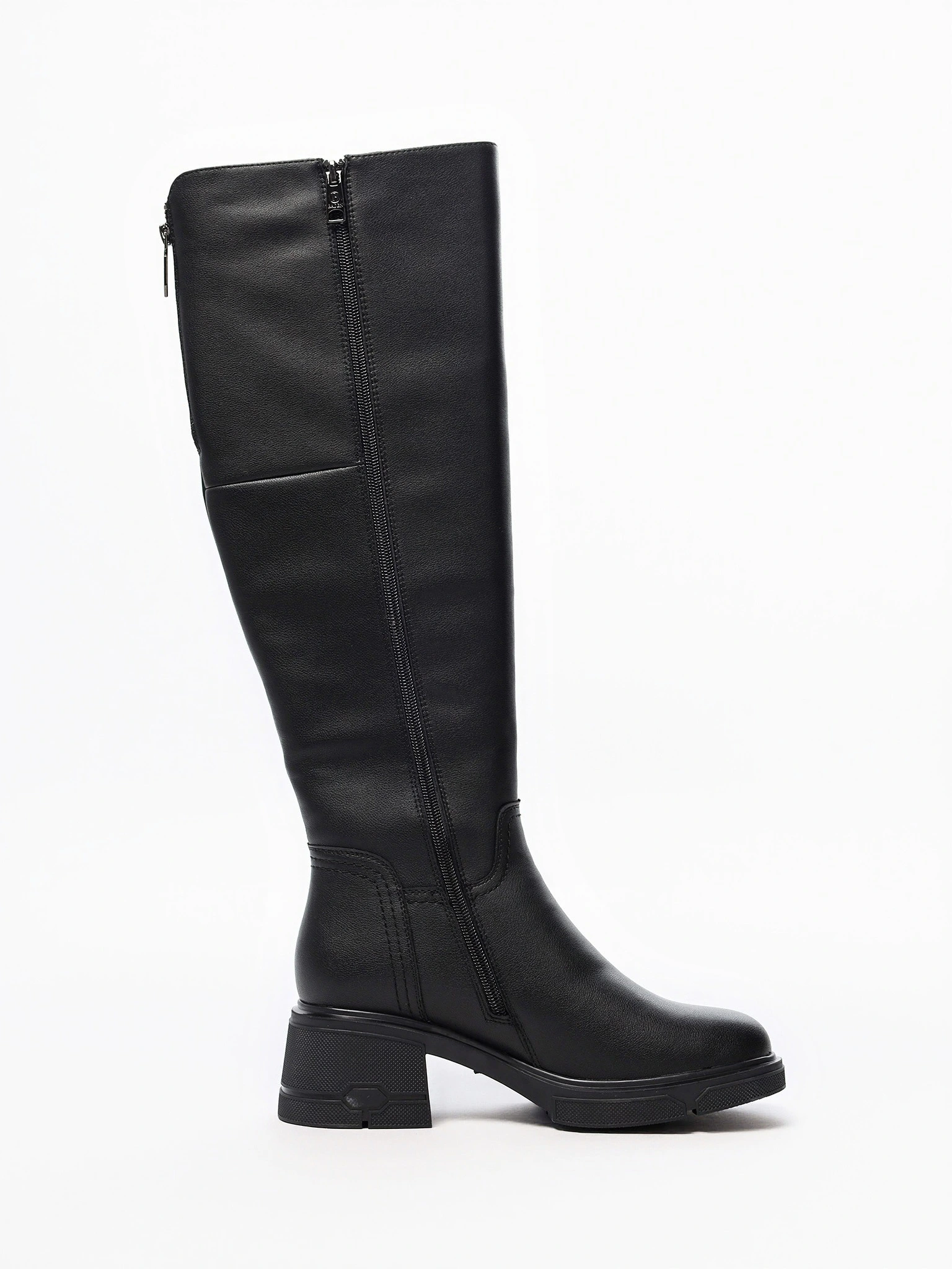 Сапоги черного цвета из натуральной кожи на высоком широком каблуке